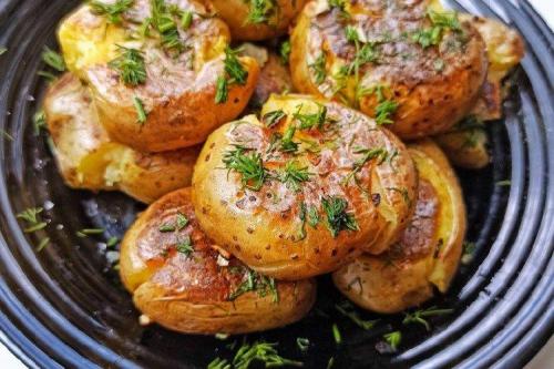 Какие рецепты можно приготовить из картофеля, выращенного на майские праздники. Как приготовить молодую картошку: 20 самых вкусных рецептов