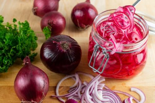 Какие блюда можно приготовить из луковиц лука, хранящихся до весны. Луковичка на зиму. Готовим маринованный и жареный лук длительного хранения