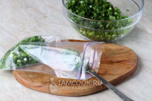 Как лучше упаковывать лук зеленый перед хранением в холодильнике