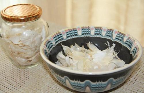 Как можно использовать сушеный лук и чеснок в косметических целях. Использование в народной медицине