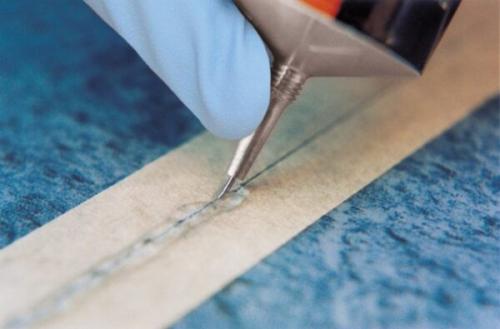 Как избежать образования пузырей при приклеивании линолеума к деревянному покрытию